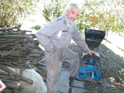 Nasmijani, radosni i zadovoljni Branko Kaloper uz stroj koji je sam osmislio i izradio