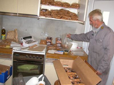 Branko Kaloper mjeri i pakira svoje bademe