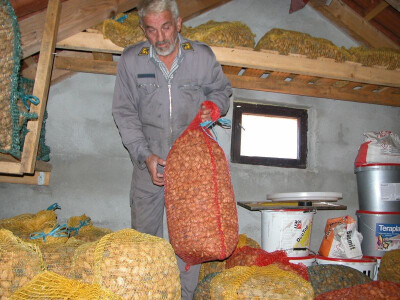 Kaloper pokazuje vreće badema u potkrovlju svog pogona