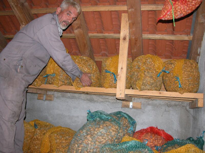 Kaloperova sušara badema u potkrovlju njegova pogona