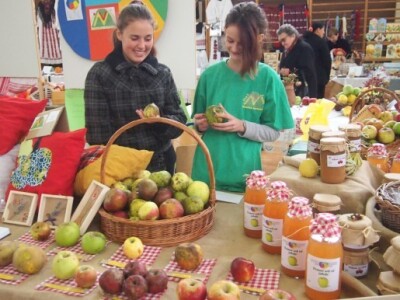 Učenice na izložbi