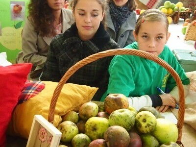 Učenice na izložbi