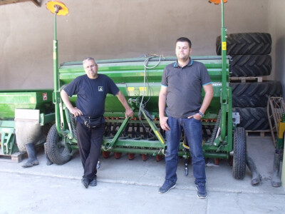 Ivan i Krunoslav kraj sijačice Ivan i Krunoslav kraj sijačice