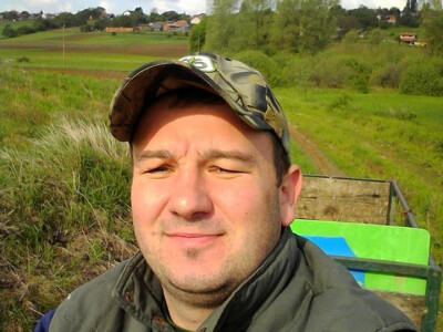 Denis kupuje zapuštene vinograde i sadi mladu lozu