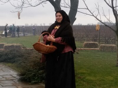 Na ulazu u Goldschmitd snaše su goste darivale loznim cijepovima