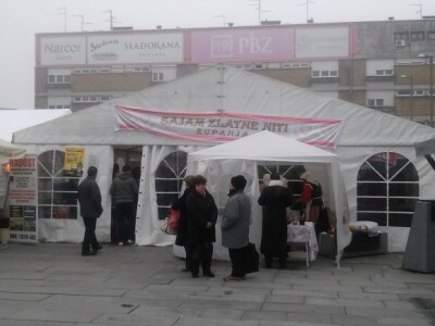 Sajamski šator s pomalo otužnim vanjskim izgledom