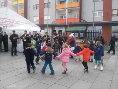 I mališani zaplesali šokačko kolo