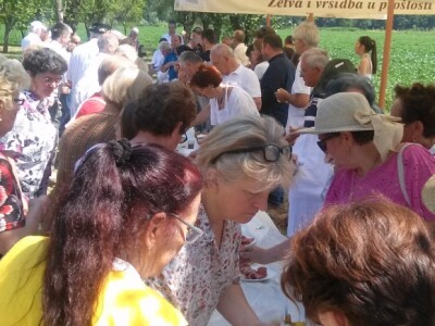 Gužva na žetvenom doručku