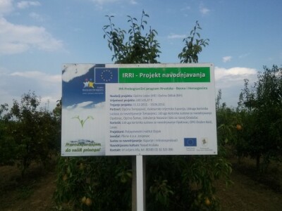 Tabla s podacima o projektu još se nalazi ispred voćnjaka