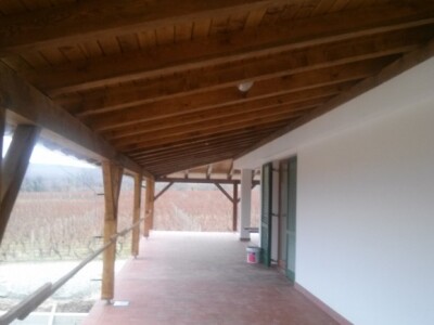 Jedna od terasa koje okružuju objekt