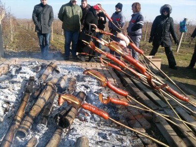 Kobasice i slanina se polagano peku