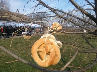 Pereci obješeni na grane voćki