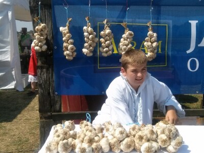 Za kupiti je bilo i domaćeg češnjaka