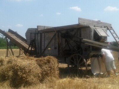 Jedan od izloženih starinskih strojeva