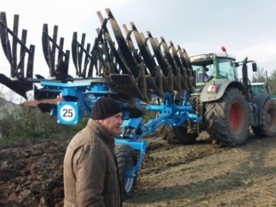 ratarska mehanizacija na njivi Zmaićevih