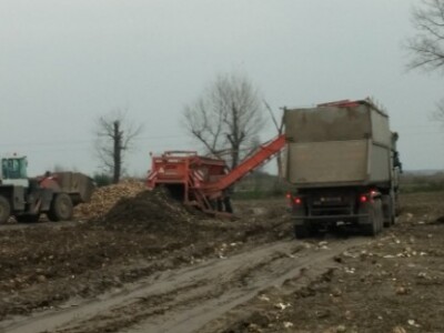 ratarska mehanizacija na njivi Zmaićevih