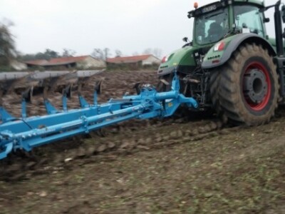 ratarska mehanizacija na njivi Zmaićevih