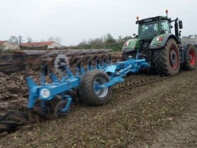 ratarska mehanizacija na njivi Zmaićevih