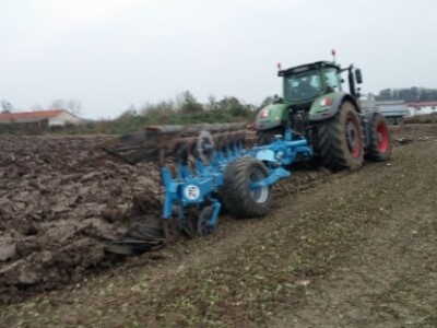 ratarska mehanizacija na njivi Zmaićevih