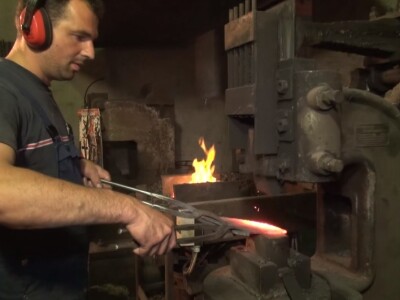 Kovanje motika je zahtjevan posao, no ide dobro