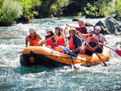 Turisti uživaju u vožnji Cetinom Turisti uživaju u vožnji Cetinom