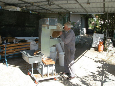 Čišćenje bademove jezgre na jednom od strojeva OPG Branko Kaloper