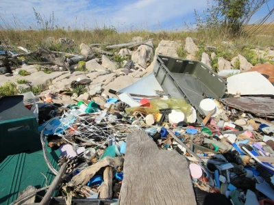 ČIŠĆENJE OTPADA - Povodom međunarodnog dana čišćenja otpada iz okoliša, Greenpeace je u suradnji s Parkom prirode Telašćica organizirao čišćenje uvale Kobiljak na Dugom otoku.