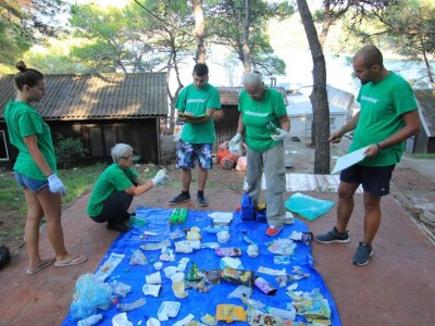 ČIŠĆENJE OTPADA - Povodom međunarodnog dana čišćenja otpada iz okoliša, Greenpeace je u suradnji s Parkom prirode Telašćica organizirao čišćenje uvale Kobiljak na Dugom otoku.