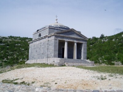 Uz Majstorsku cestu nalazi se crkva Sv. Franje na Podpragu