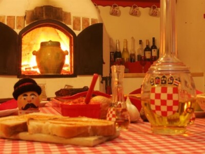 Blagaovaonica ovdje tijekom kasnijeg proljeća i rane jeseni vrvi gostima Blagaovaonica ovdje tijekom kasnijeg proljeća i rane jeseni vrvi gostima