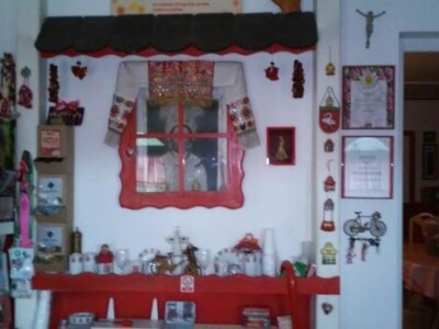 Na zidovima blagavaonice nalaze se autentične narodne nošnje iz baranjskog mjesta Luč Na zidovima blagavaonice nalaze se autentične narodne nošnje iz baranjskog mjesta Luč