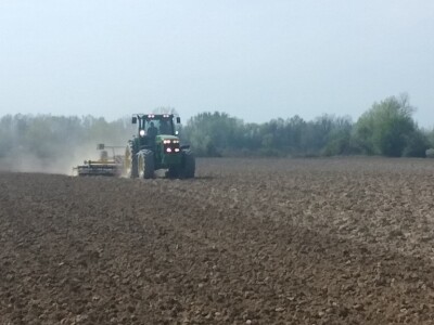 Korišten je John Deere od 185 ks