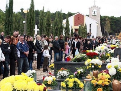 Obilje cvijeća na grobovima na blagdane Svih svetih i Dušni dan