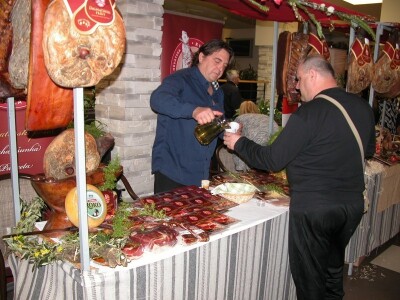 Dalmatinski pršut i dalmatinsko vino često idu zajedno - na štandu Mijukić Prom