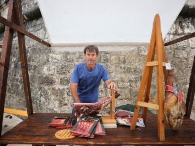 DANI HRVATSKOG PRŠUTA - Kiša rastjerala pršutare. sirare i vinare sa zadarskog Trga pet bunara!