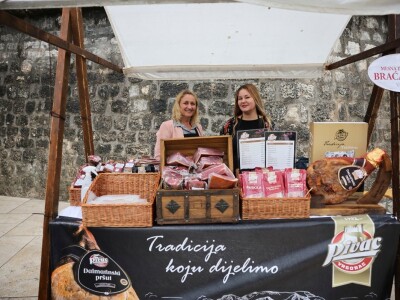 DANI HRVATSKOG PRŠUTA - Kiša rastjerala pršutare. sirare i vinare sa zadarskog Trga pet bunara!
