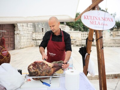 DANI HRVATSKOG PRŠUTA - Kiša rastjerala pršutare. sirare i vinare sa zadarskog Trga pet bunara!