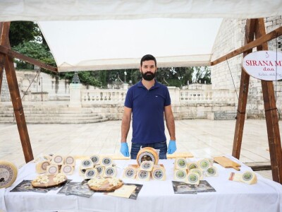 DANI HRVATSKOG PRŠUTA - Kiša rastjerala pršutare. sirare i vinare sa zadarskog Trga pet bunara!