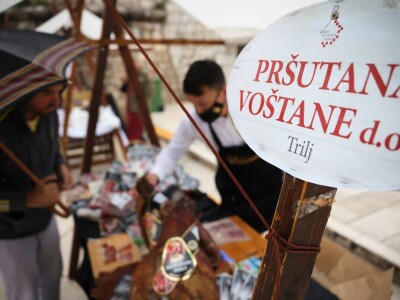 DANI HRVATSKOG PRŠUTA - Kiša rastjerala pršutare. sirare i vinare sa zadarskog Trga pet bunara!