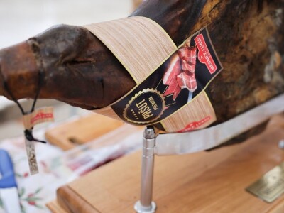 DANI HRVATSKOG PRŠUTA - Kiša rastjerala pršutare. sirare i vinare sa zadarskog Trga pet bunara!