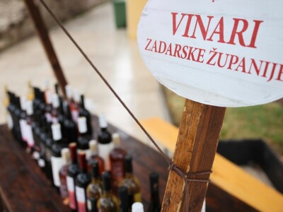 DANI HRVATSKOG PRŠUTA - Kiša rastjerala pršutare. sirare i vinare sa zadarskog Trga pet bunara!