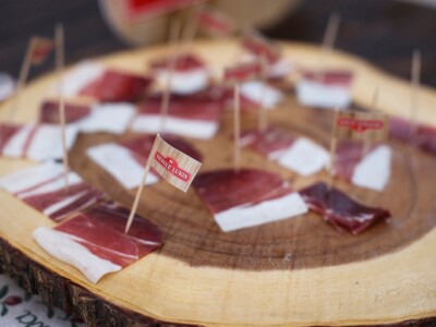 DANI HRVATSKOG PRŠUTA - Kiša rastjerala pršutare. sirare i vinare sa zadarskog Trga pet bunara!