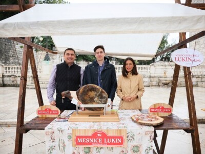 DANI HRVATSKOG PRŠUTA - Kiša rastjerala pršutare. sirare i vinare sa zadarskog Trga pet bunara!