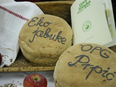 Domaći kruh na danima jabuka