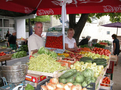 Darko Bogdan i njegova žena Suzana nositeljica OPG-a nude i prodaju povrćarske proizvode na sinjskoj tržnici