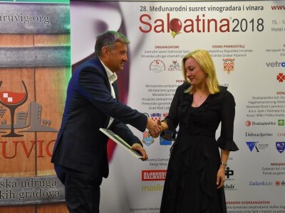 DAROVI MARIJANE PATIR; Poklon bon od 5.000 kuna PZ Cres i nagrada šampionu Sabatine -   put u Bruxelles i posjet EU institucijama DAROVI MARIJANE PATIR; Poklon bon od 5.000 kuna PZ Cres i nagrada šampionu Sabatine -   put u Bruxelles i posjet EU institucijama