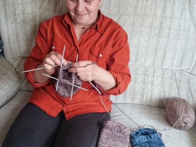 Nevenka plete priglavke