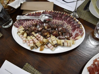 DEGUSTACIJA GODINE U KRALJEVSKIM VINOGRADIMA: Orsili brkove dalamtinskim delicijama od slavonske fajferice!