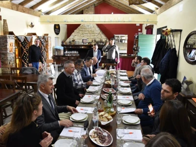DEGUSTACIJA GODINE U KRALJEVSKIM VINOGRADIMA: Orsili brkove dalamtinskim delicijama od slavonske fajferice!