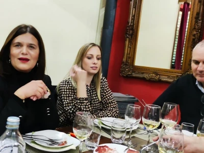 DEGUSTACIJA GODINE U KRALJEVSKIM VINOGRADIMA: Orsili brkove dalamtinskim delicijama od slavonske fajferice!